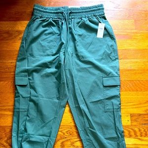 NWT Old Navy XS Cargo Mid rise Ankle Joggers with Stretchtech